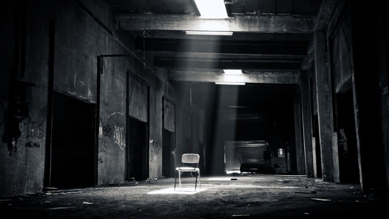 Unbelievable Twist: Kidnapped Man Discovers Startling Connection in Old Photo