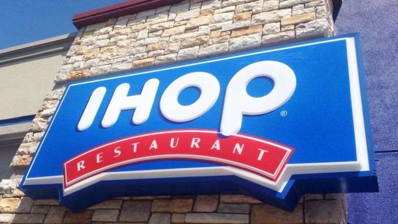 Overwhelmed by Generosity: Waitress Considers Quitting After Unexpected Tip from Well-Known Customer!