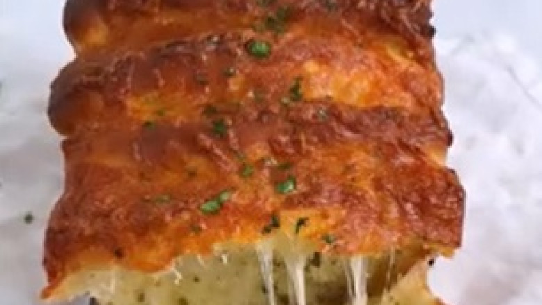 Cheesy Perfection: Irresistible Pull-Apart Garlic Bread Recipe