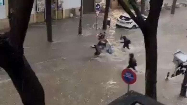 Terrifying Floodwaters Engulf Child: Dramatic Rescue Captured In Jerez De La Frontera – A Heart-stopping Moment Of Survival!